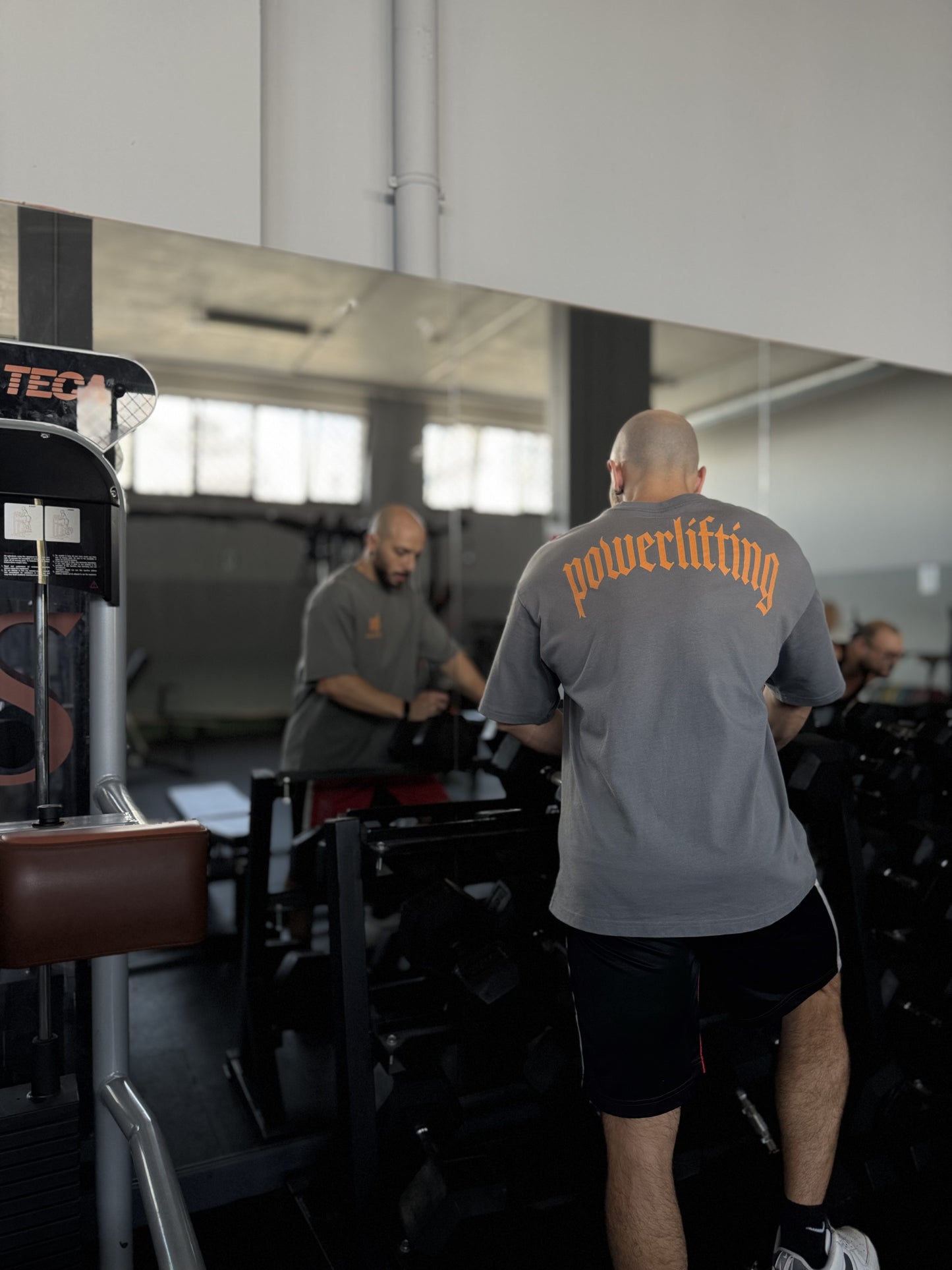 CAMISETA GRANDE HM "POWERLIFTING" EN COLOR GRIS GRAFITO